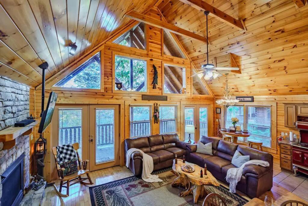 Stunning Mountain W Hot Tub Gatlinburg