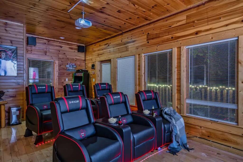 Stunning Mountain W Hot Tub Holiday home Gatlinburg