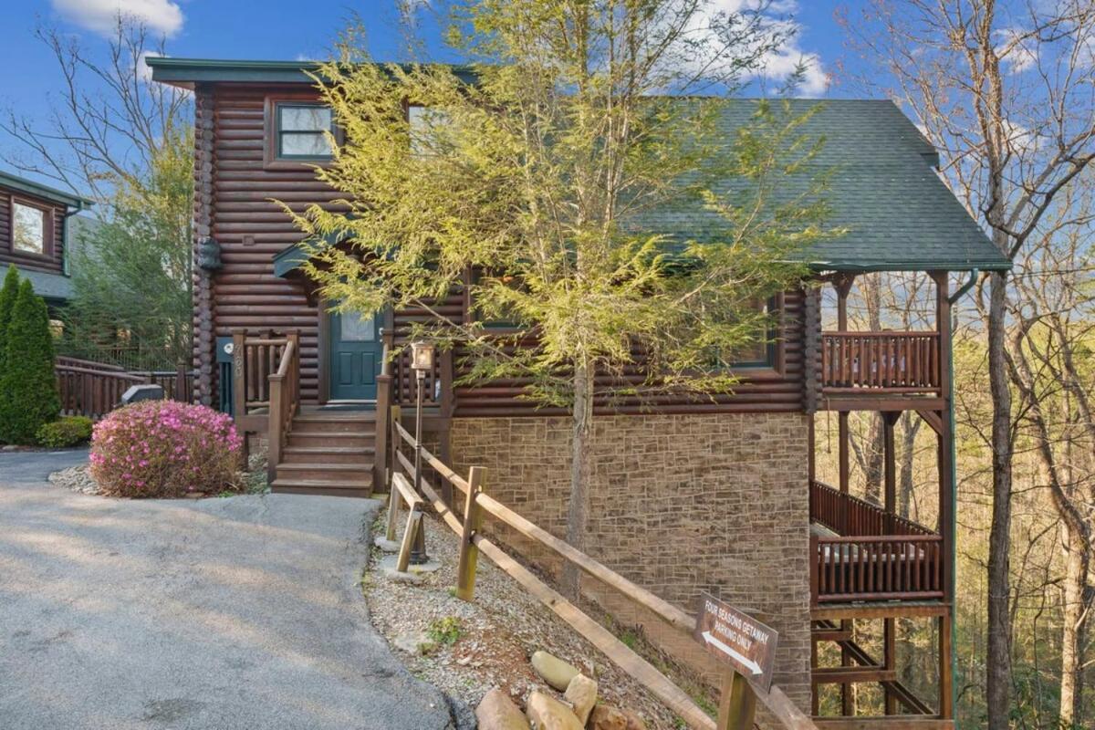 Stunning Mountain W Hot Tub Holiday home *