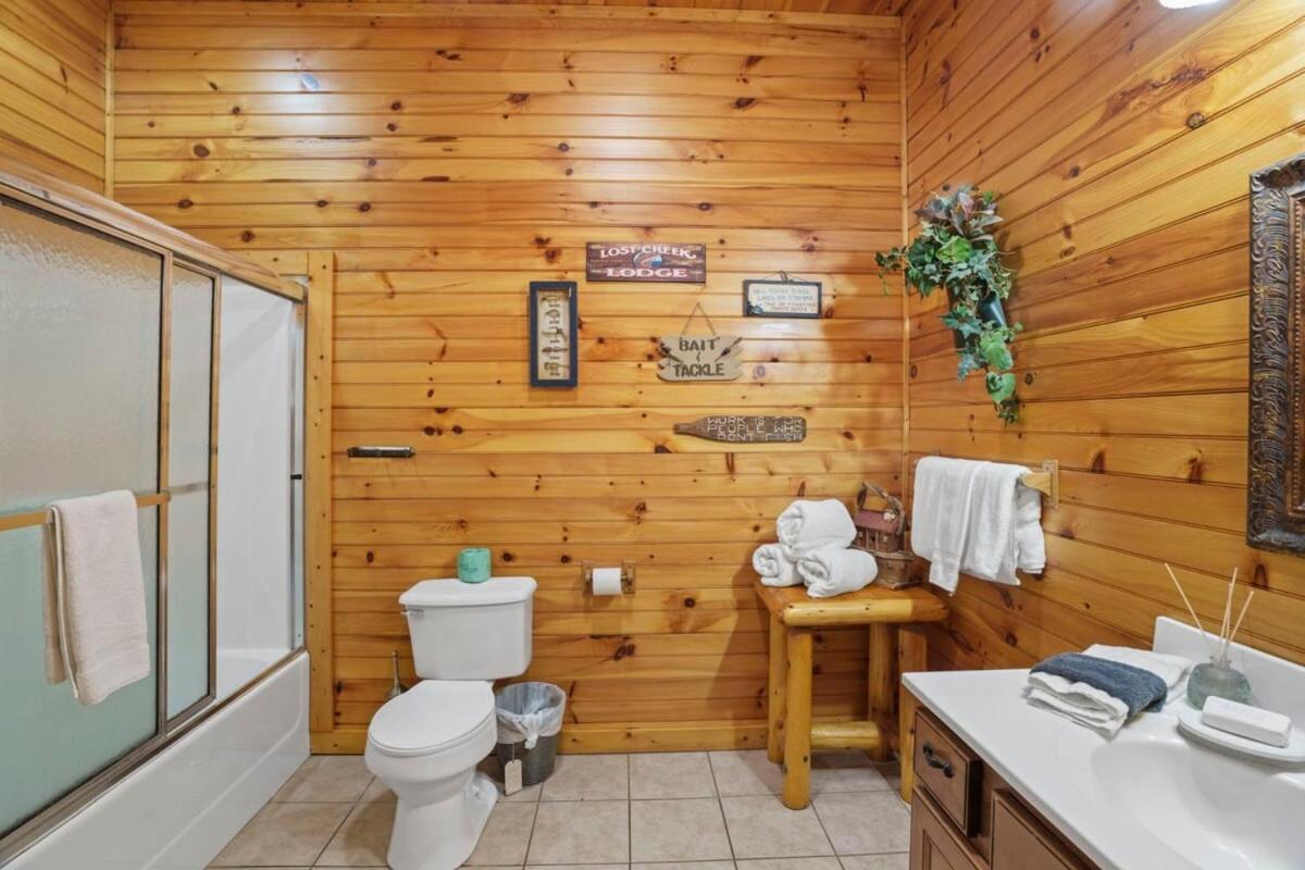 Holiday home Stunning Mountain W Hot Tub Gatlinburg