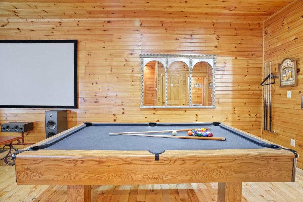 Stunning Mountain W Hot Tub * Gatlinburg